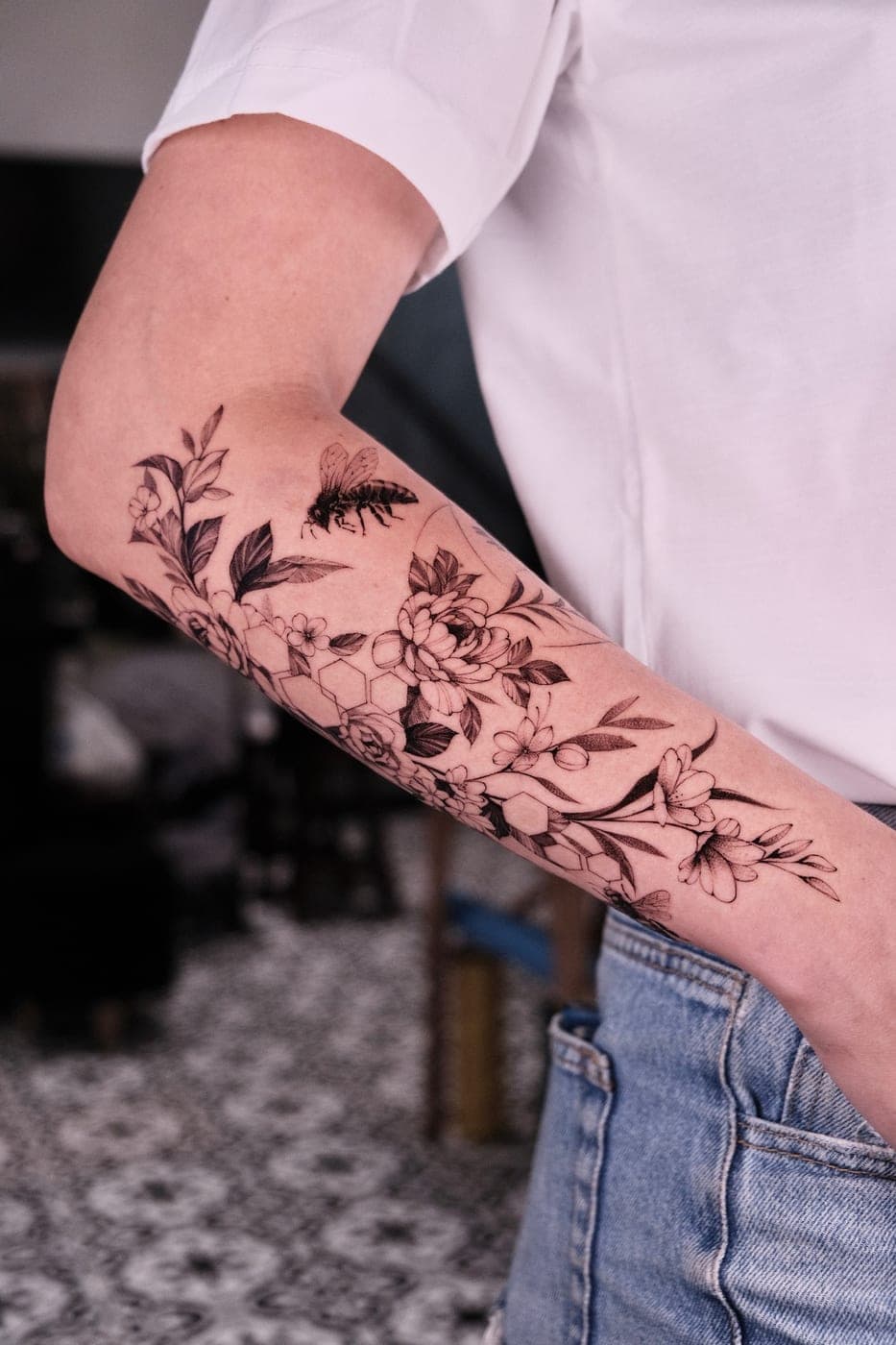 Hình xăm fineline hoa và tổ ong
