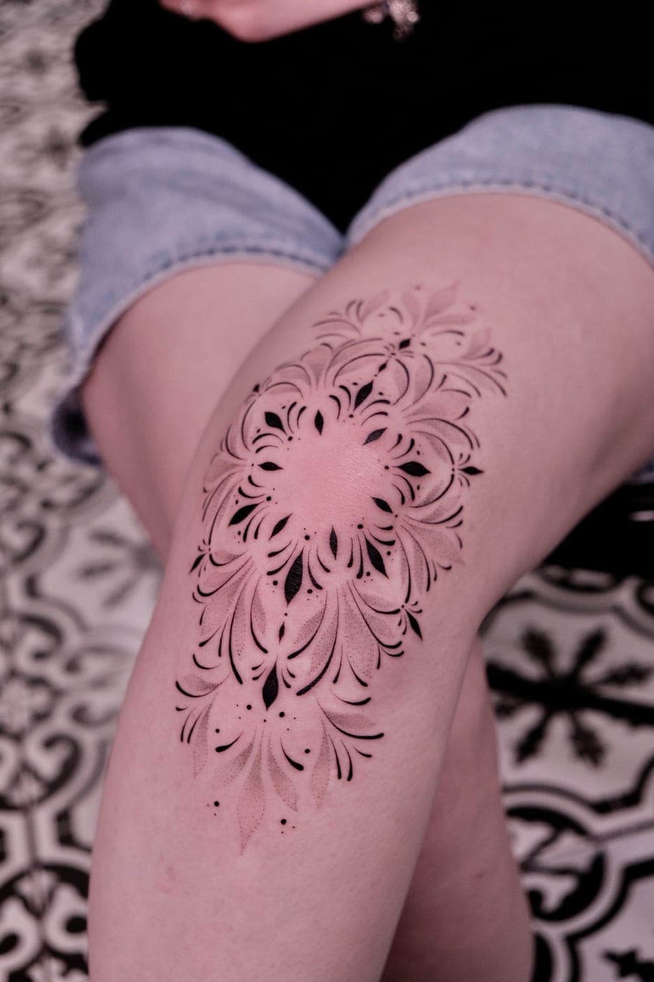 Hình xăm ornamental mandala chấm mực