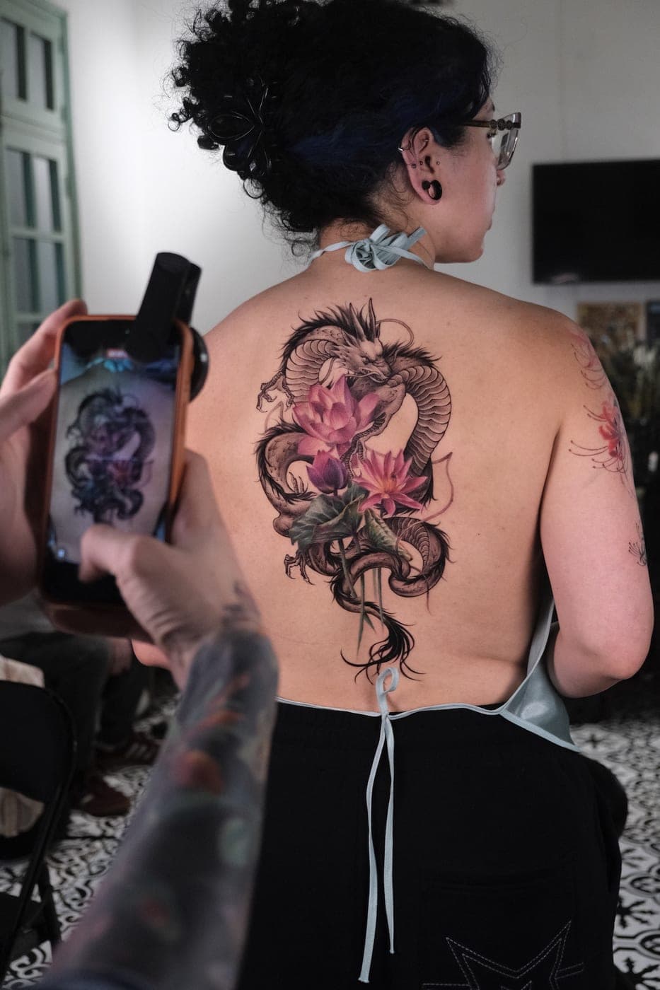Hình xăm color rồng và sen