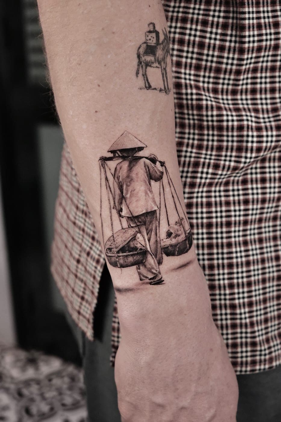 Hình xăm black & grey người gánh hàng