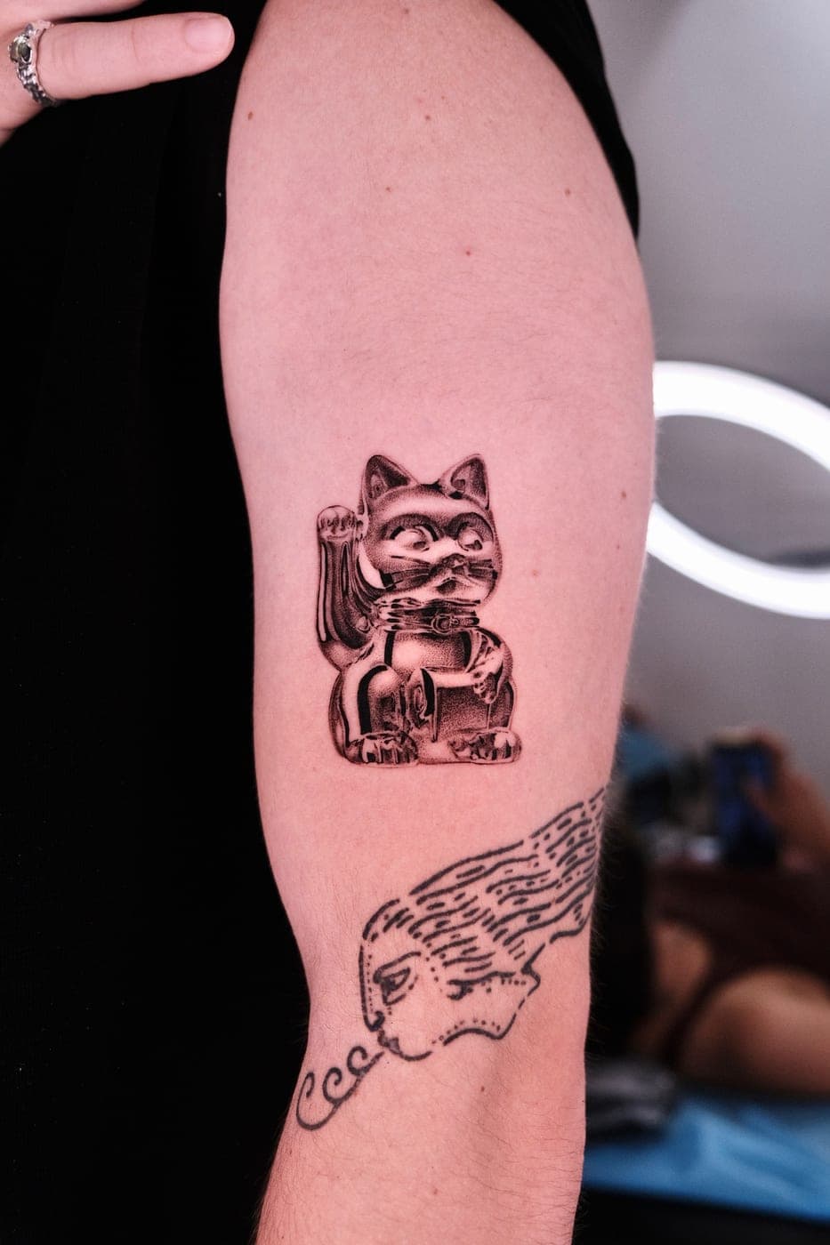 Hình xăm black & grey mèo may mắn