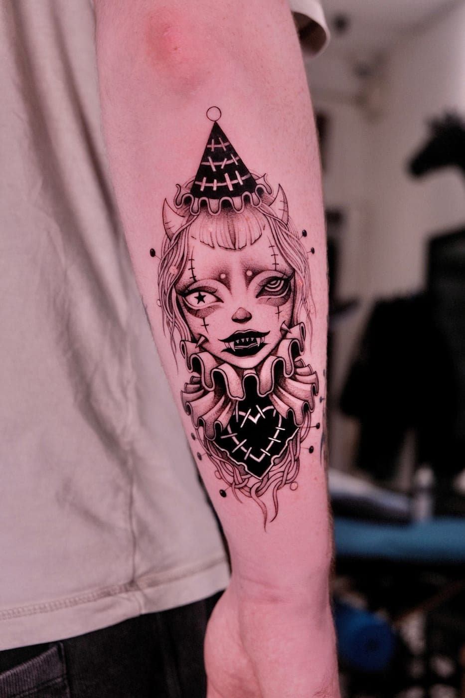 Hình xăm black & grey cô gái gothic