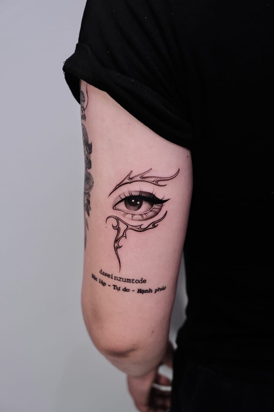 Hình xăm black & grey mắt và chữ