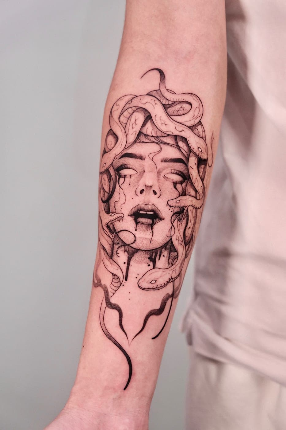 Hình xăm black & grey Medusa