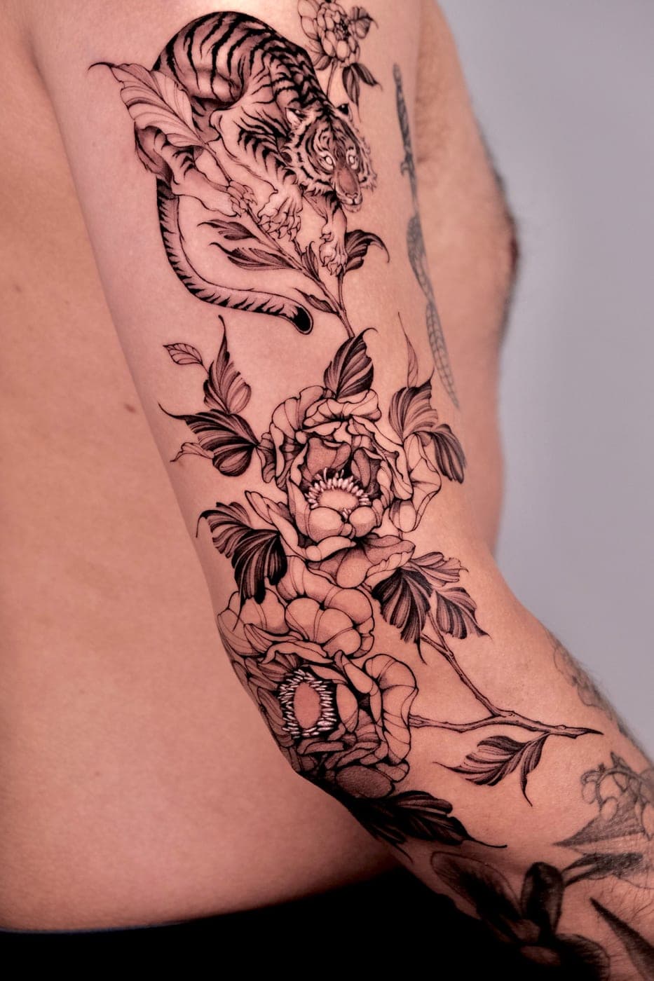 Hình xăm black & grey hổ và hoa mẫu đơn