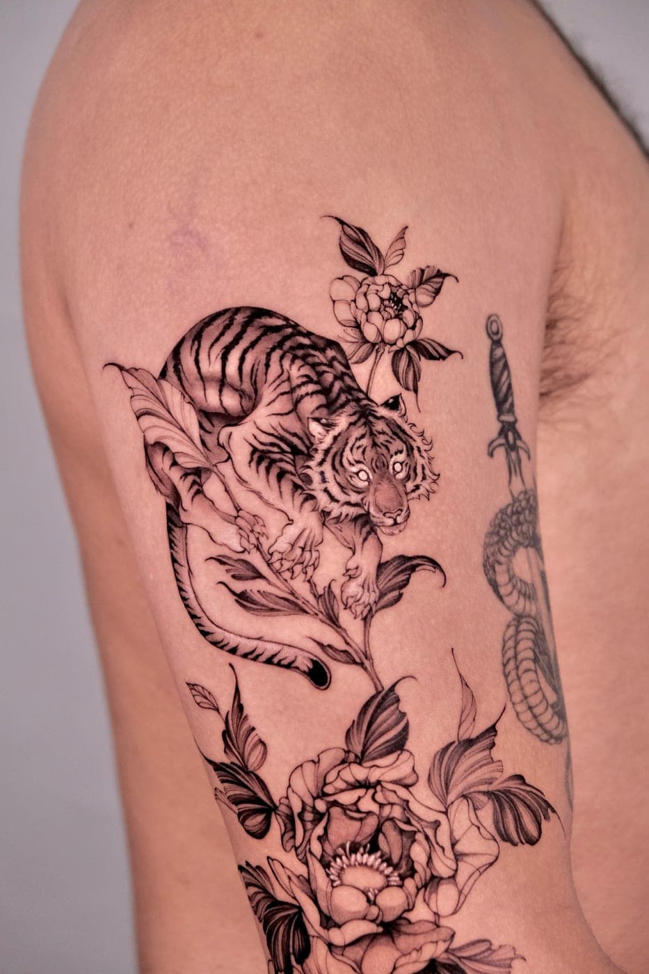Hình xăm black & grey hổ leo dây hoa