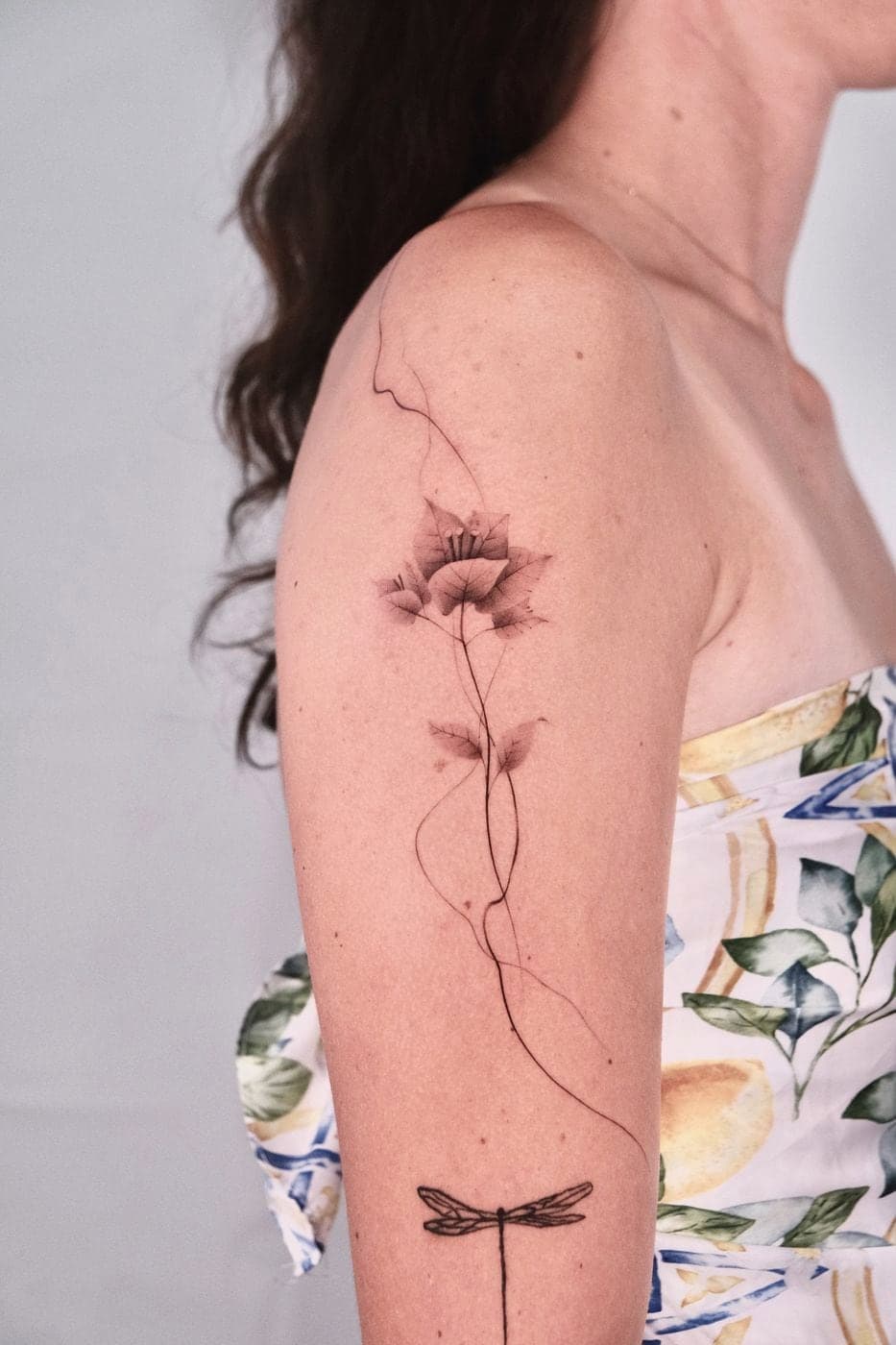Hình xăm fineline hoa và chuồn chuồn