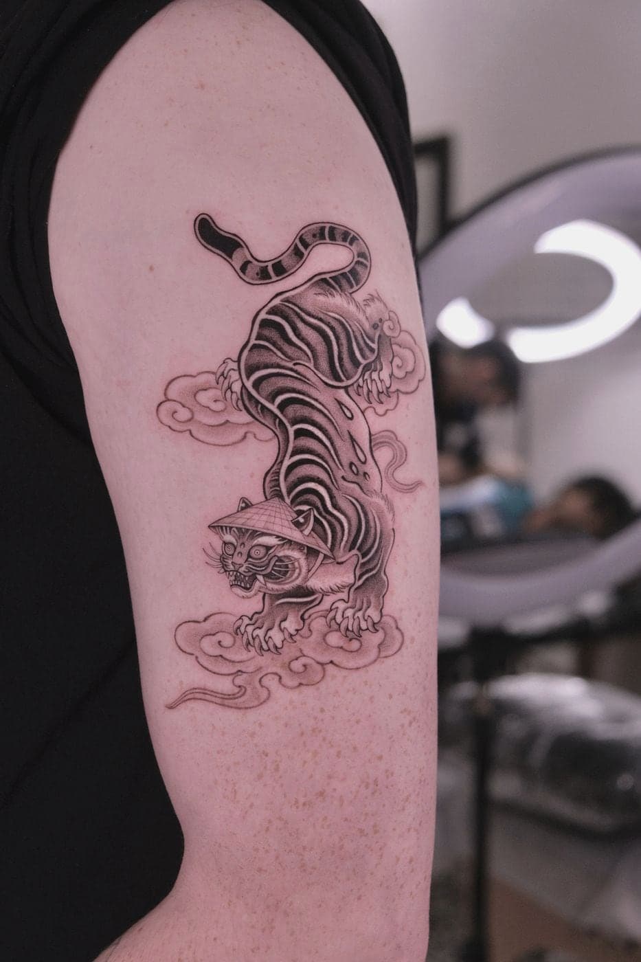 Hình xăm black & grey hổ leo tre kiểu Nhật